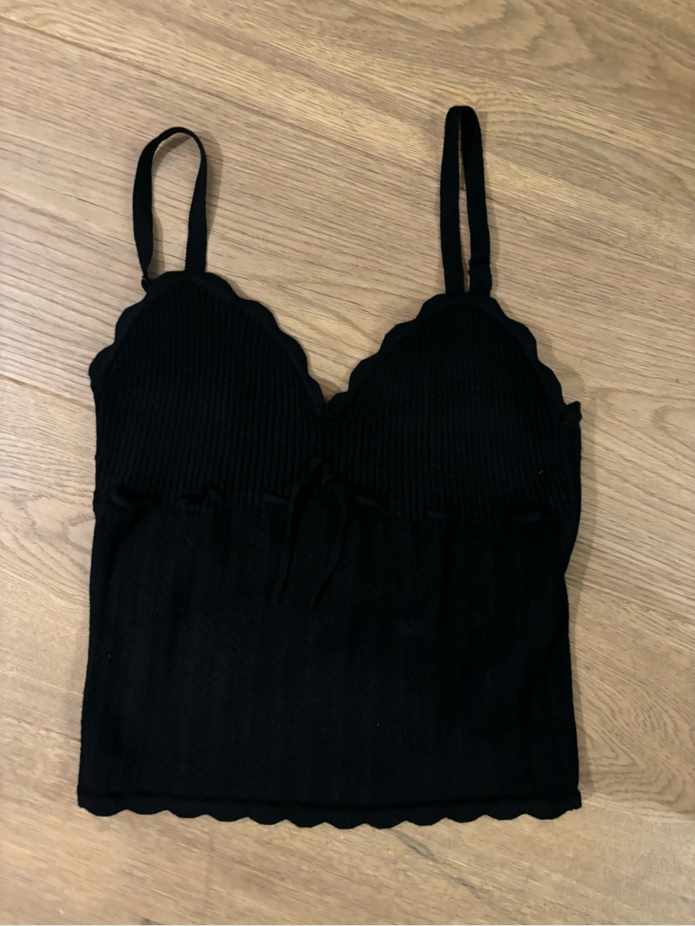 Aritzia - Wilfred Black Scallop-Edge Rib Knit Cami